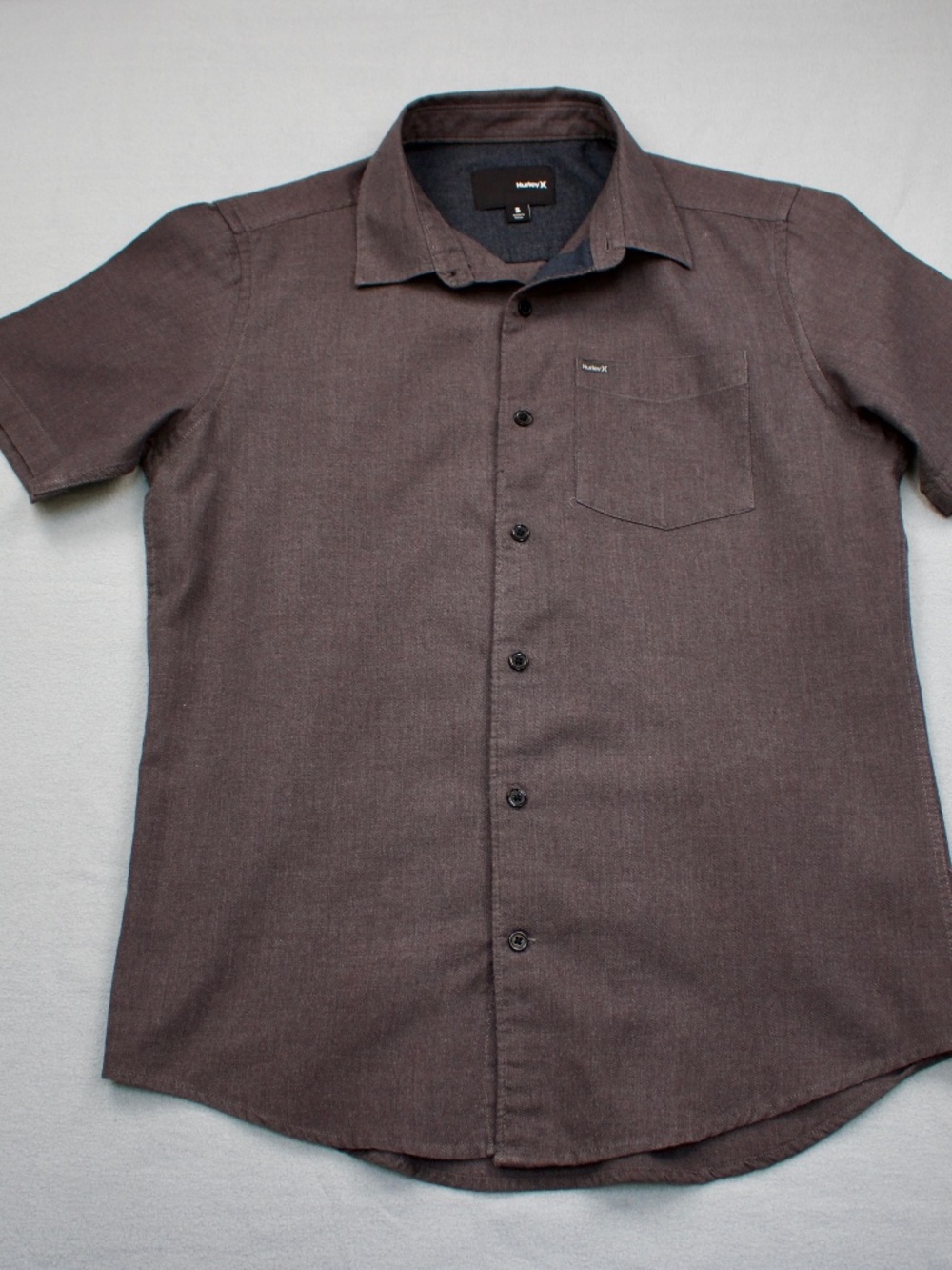 Hurley Short Sleeve Button down shirt. Dark Grey Small